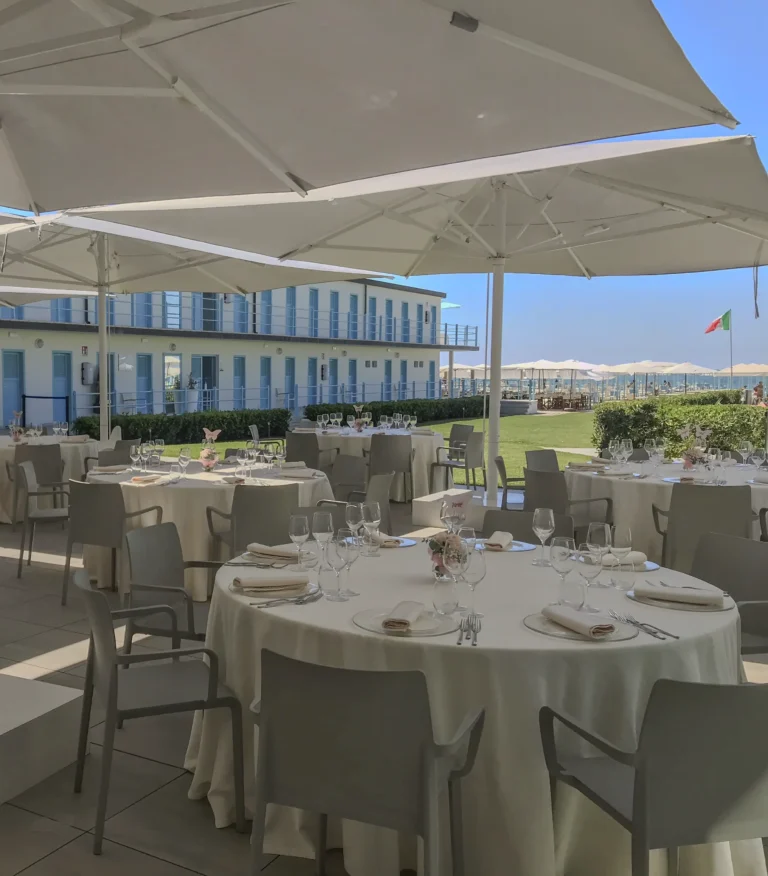 Tavola elegantemente apparecchiata nel ristorante di Principino Eventi per un evento esclusivo